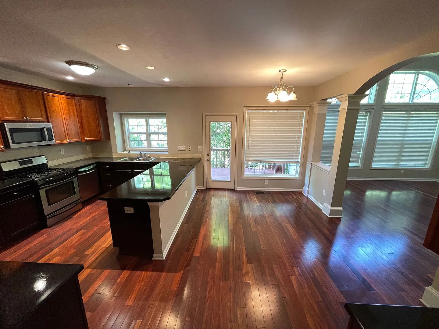 Large Home with Finished Basement & Wet Bar For Rent — Photo 3