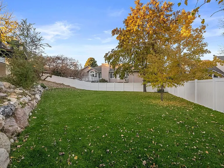 1553 E Huckleberry Cir — Photo 36