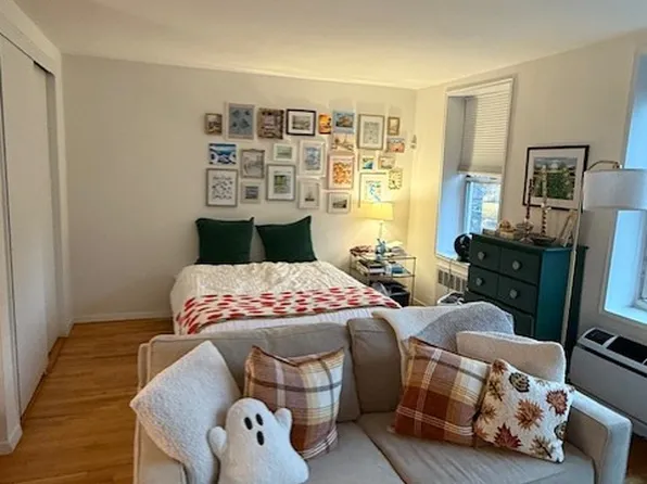 320 West 30th Street image 3 of 13