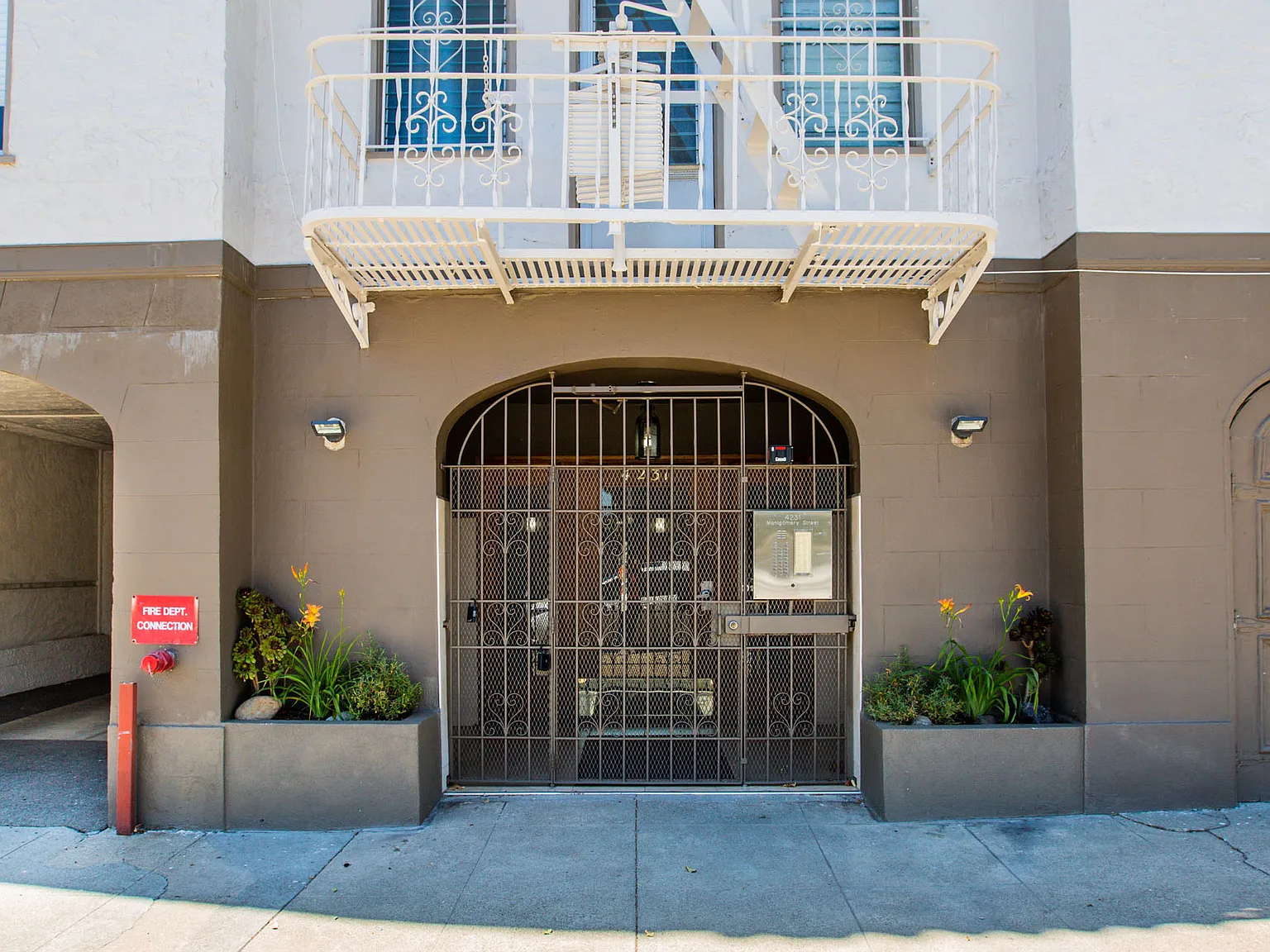 4231 Montgomery — Photo 2