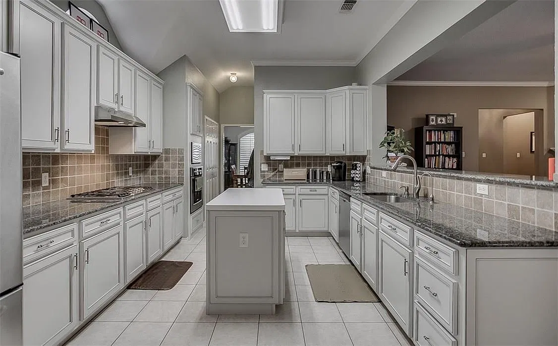 4 bed, 2488 sqft, $2,800 — Photo 3