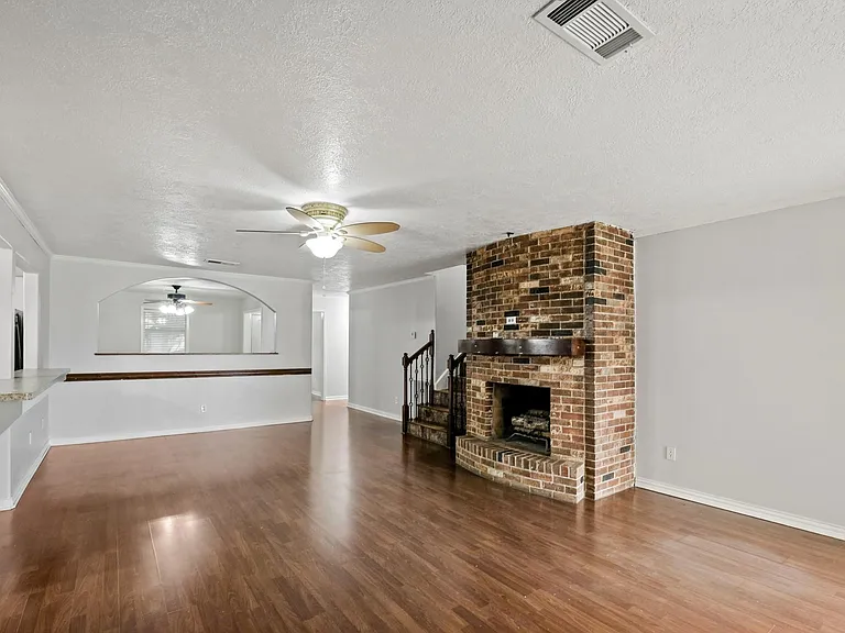 1905 Zapp Ln — Photo 7