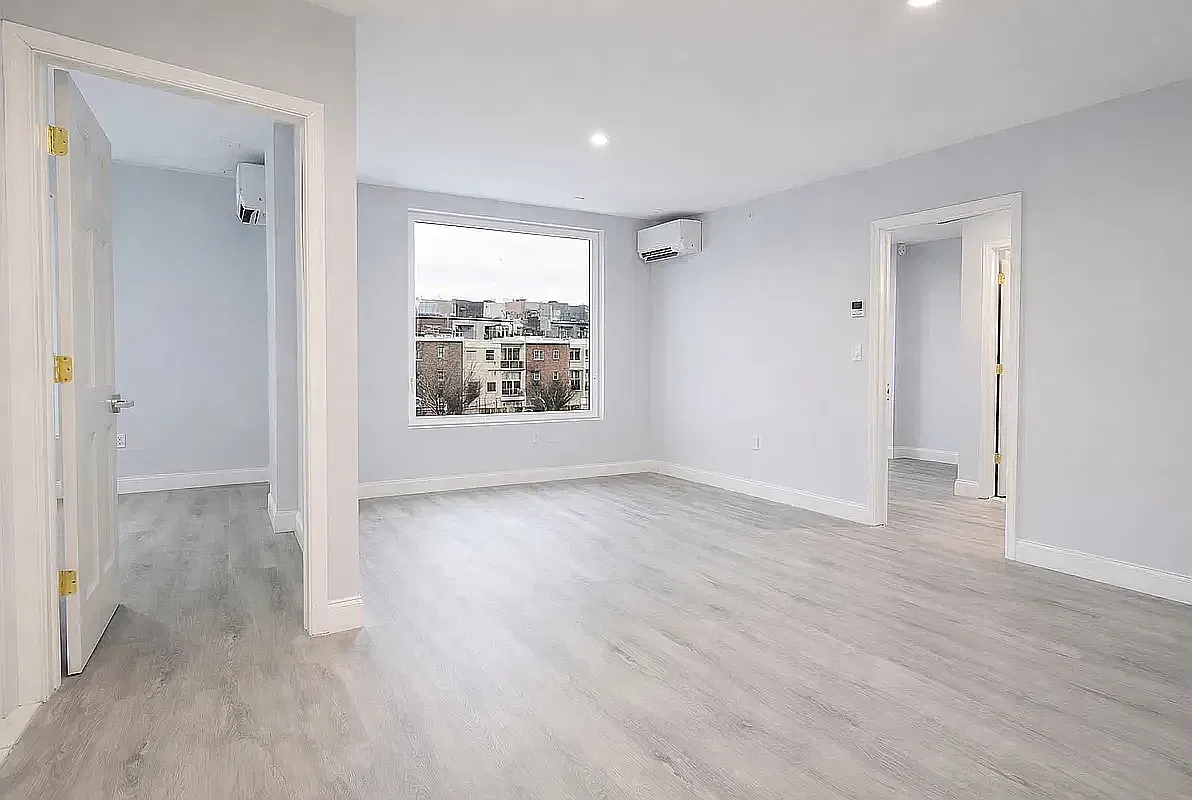 142 Huron St — Photo 1