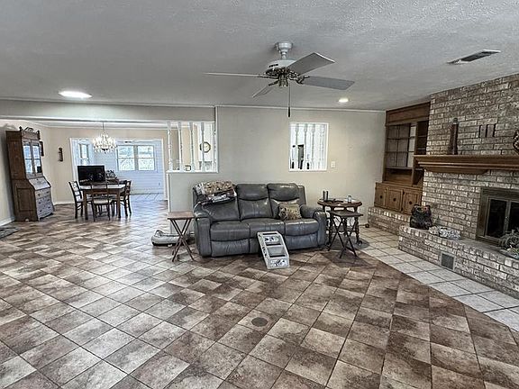 2nd image of 405 Oak Wood Rd E