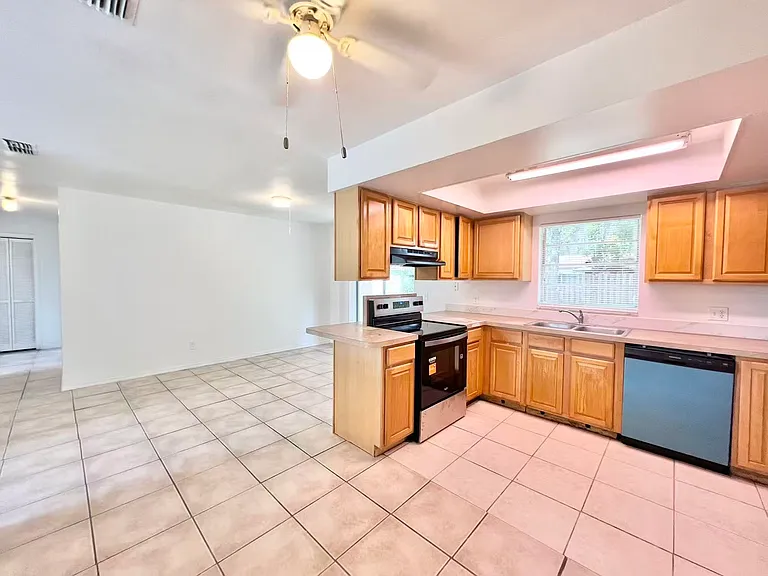 319 Autumn Dr — Photo 7