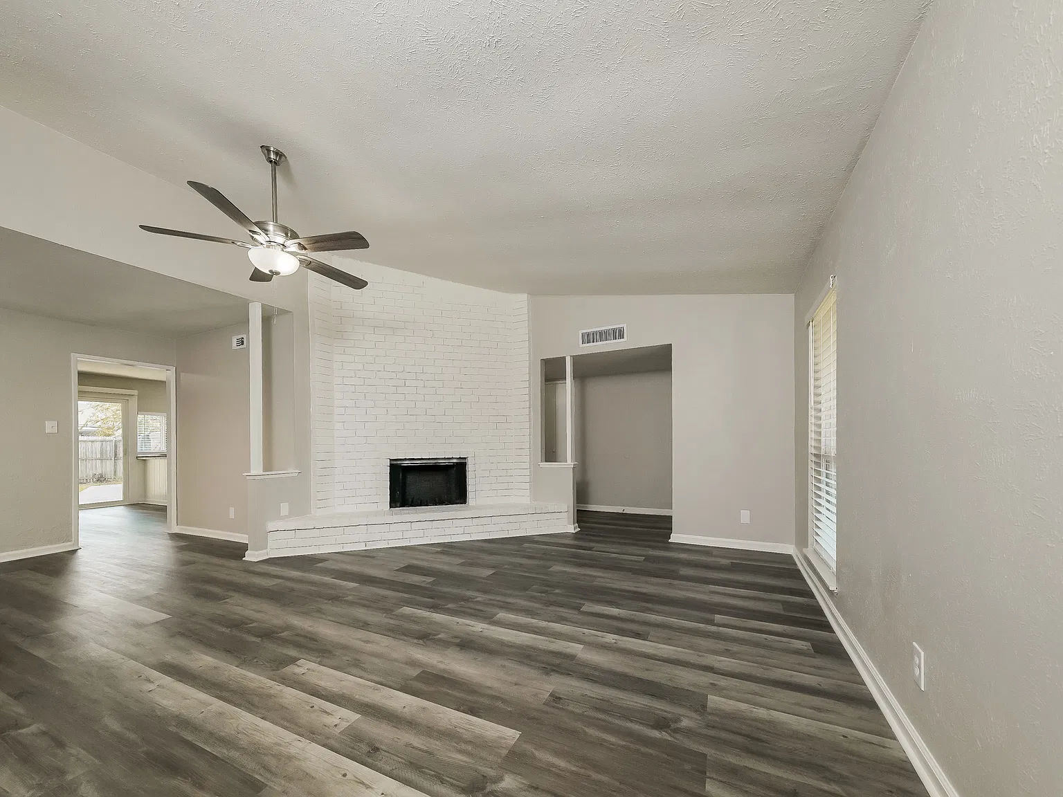 3 bed, 1711 sqft, $2,025 — Photo 4