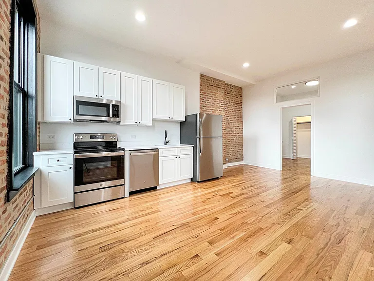 309 W Chicago Ave #301 — Photo 6