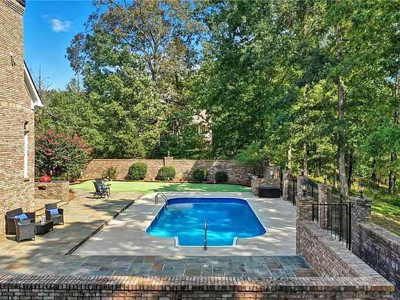 3rd image of 598 Elliott Rd