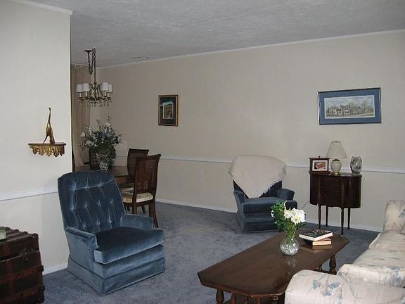 3rd image of 16 Churchill Ln