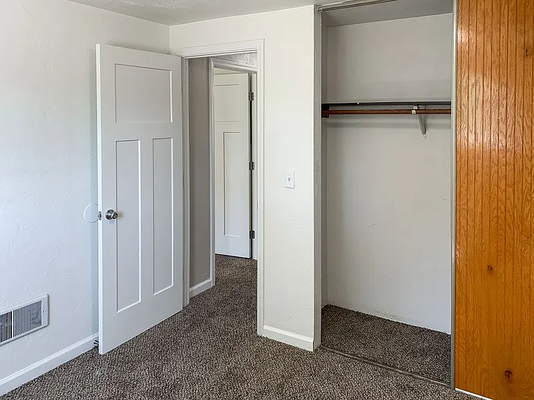 Apartment in West Salem near banks, shopping areas, bus lines, and downtown! ~ Colonial — Photo 63