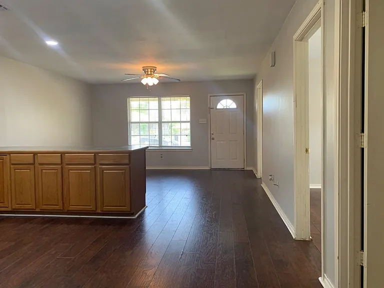 1602 W Elm St — Photo 6
