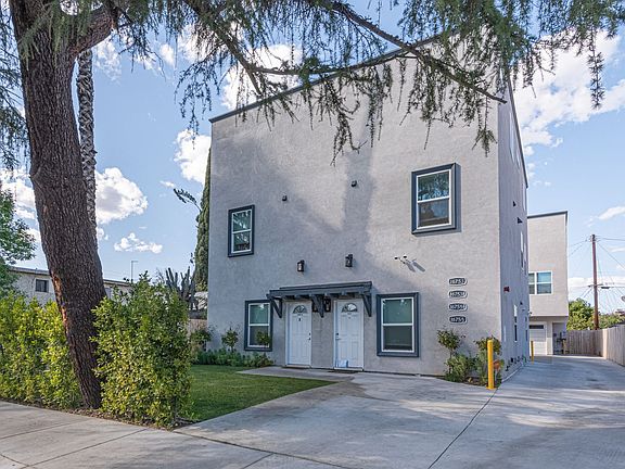 3rd image of 16753-16755 1/2 Sherman Way #16753