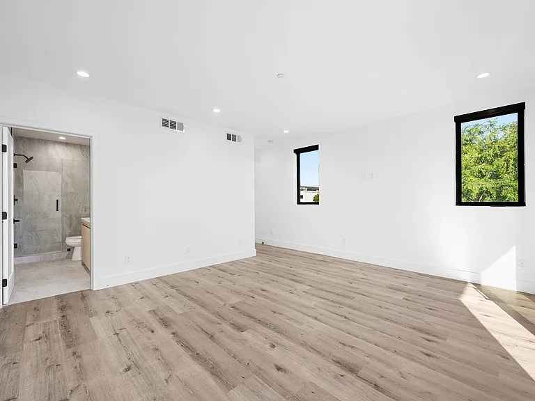 14523 1/2 Weddington St — Photo 8
