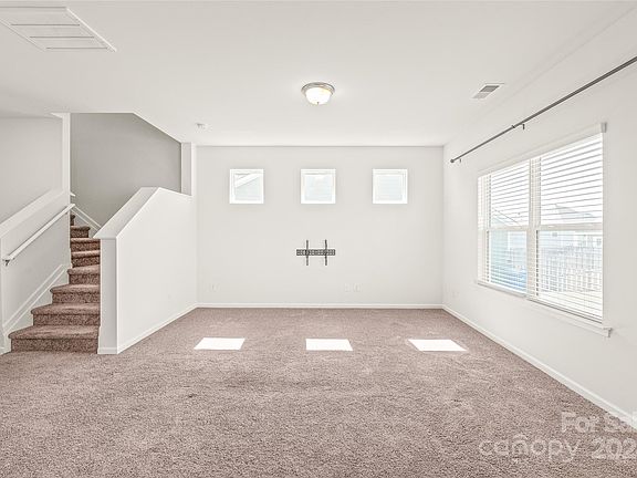 5th image of 329 Ox Bow Cir