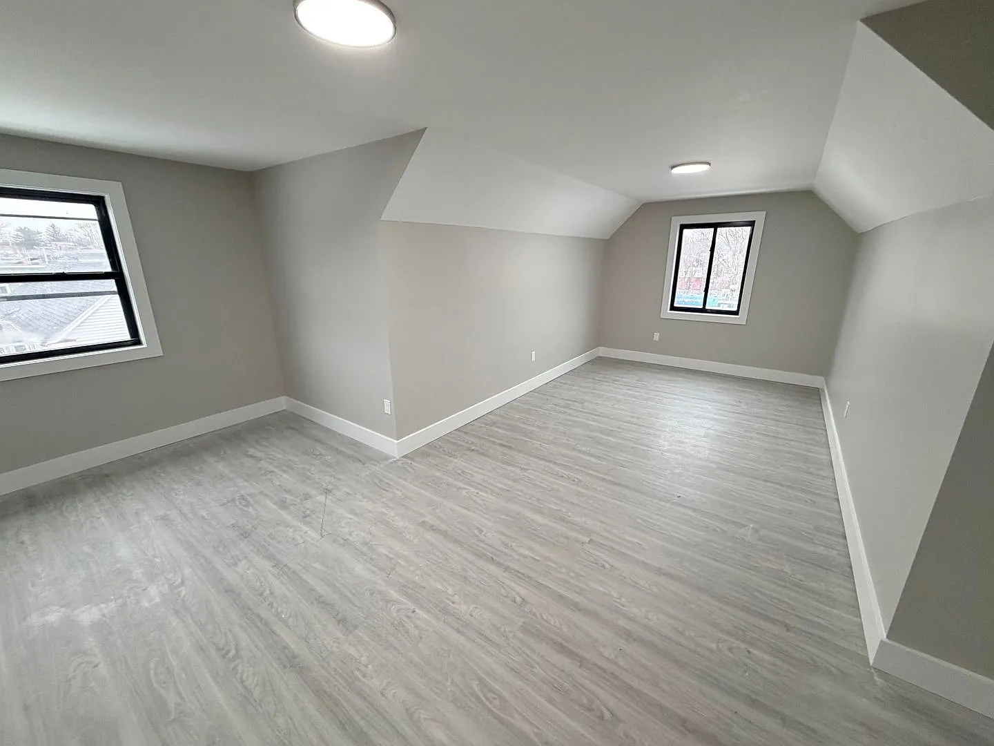 194 N Lake Ave — Photo 2