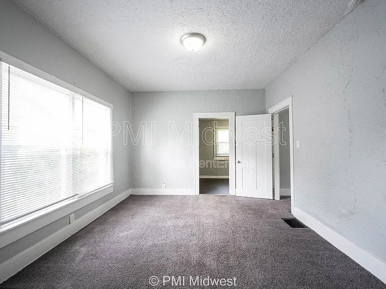 1118 King Ave — Photo 2