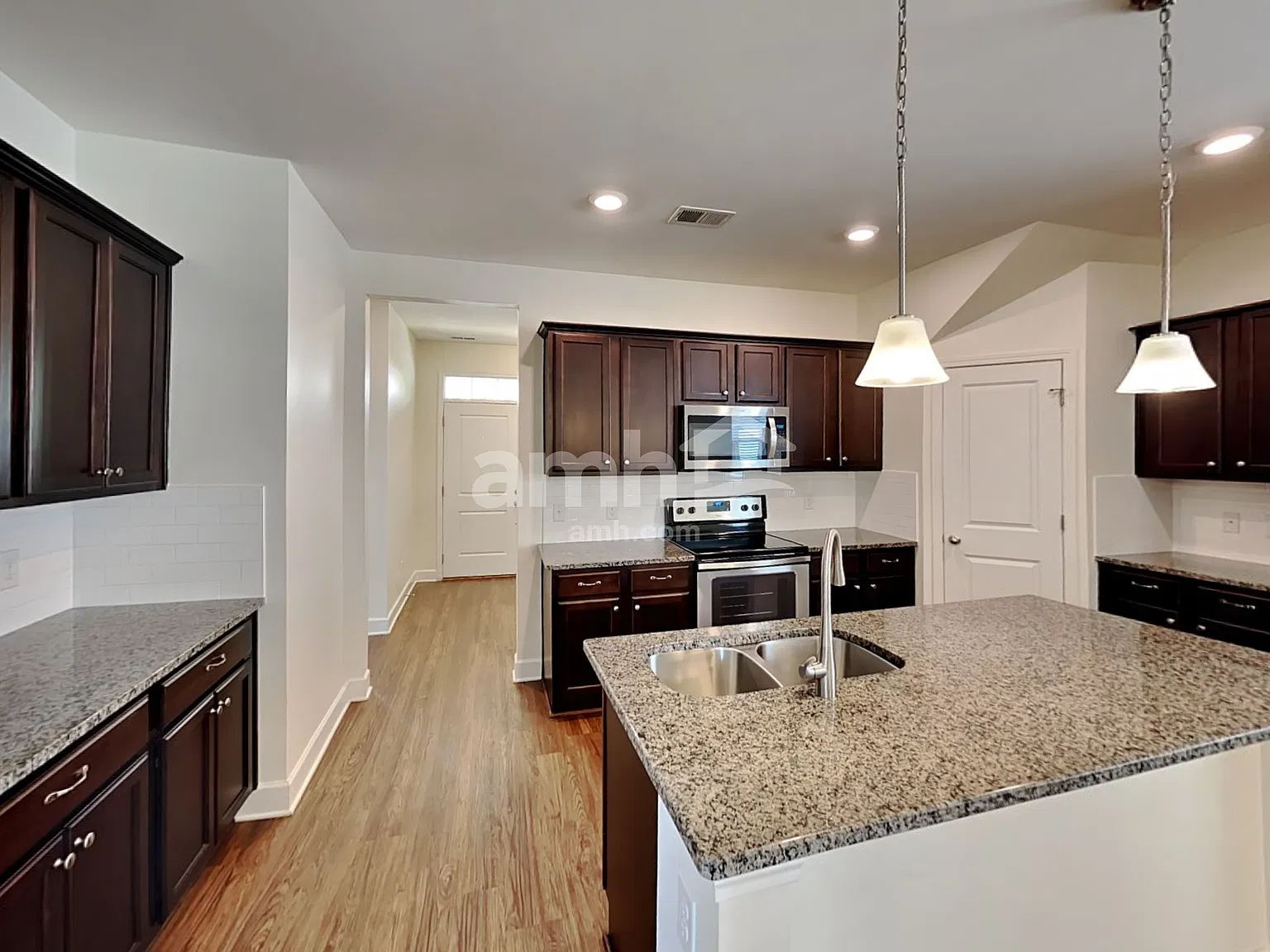 4 bed, 2.5 bath, 2204 sqft, $2,570 — Photo 4