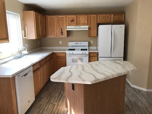 4 bed, 3.5 bath, 1800 sqft, $2,275 — Photo 2