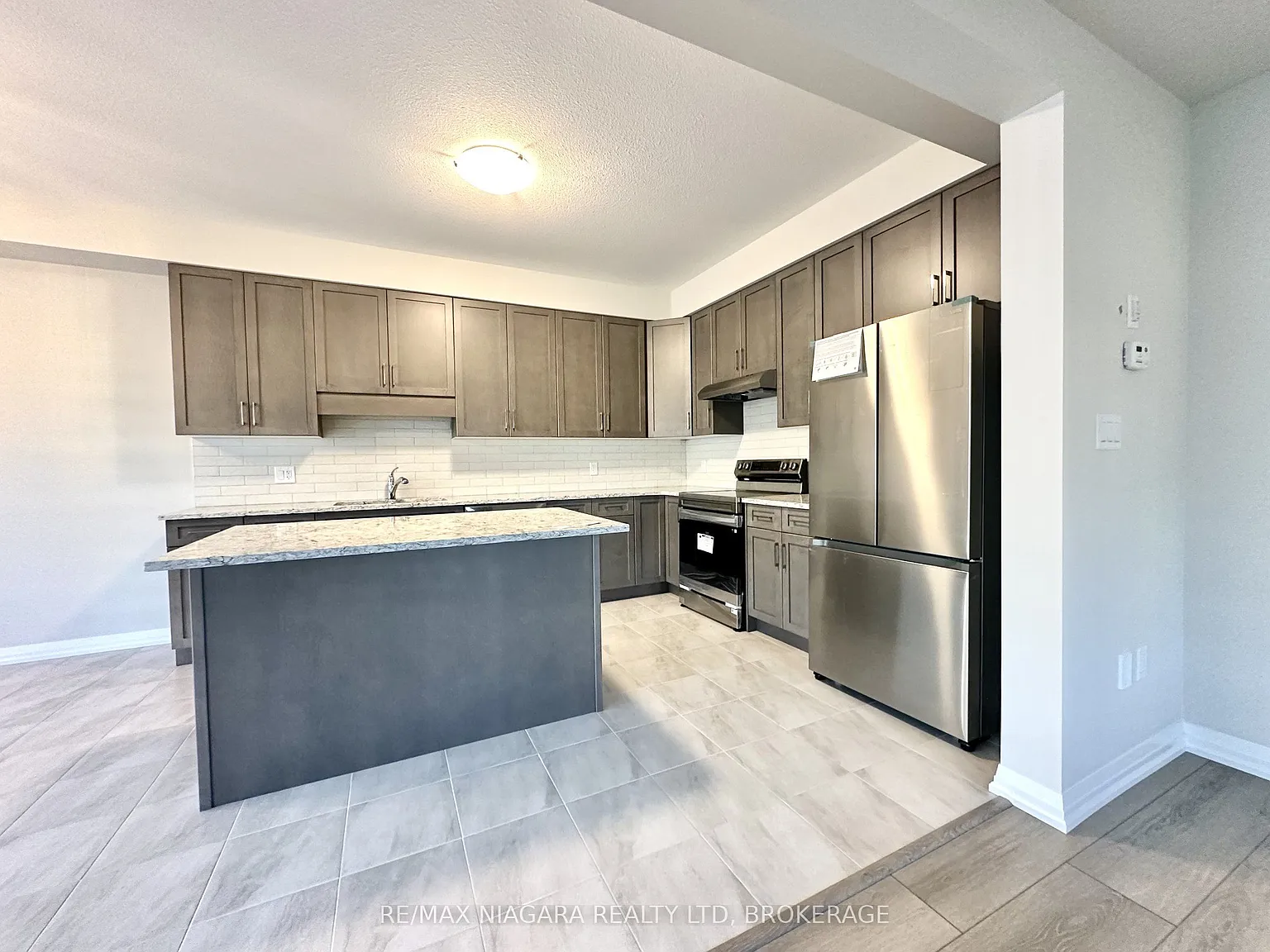 4 bed, $2,700 — Photo 2