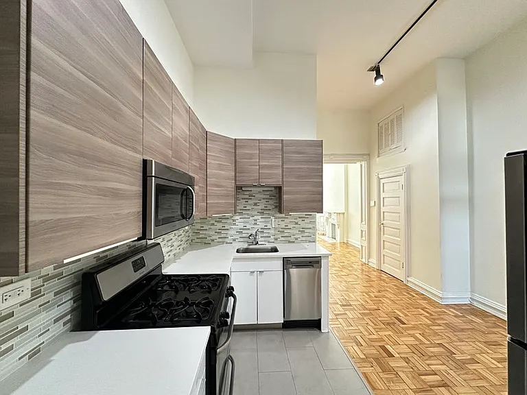 1160 N Lasalle St #2 — Photo 4