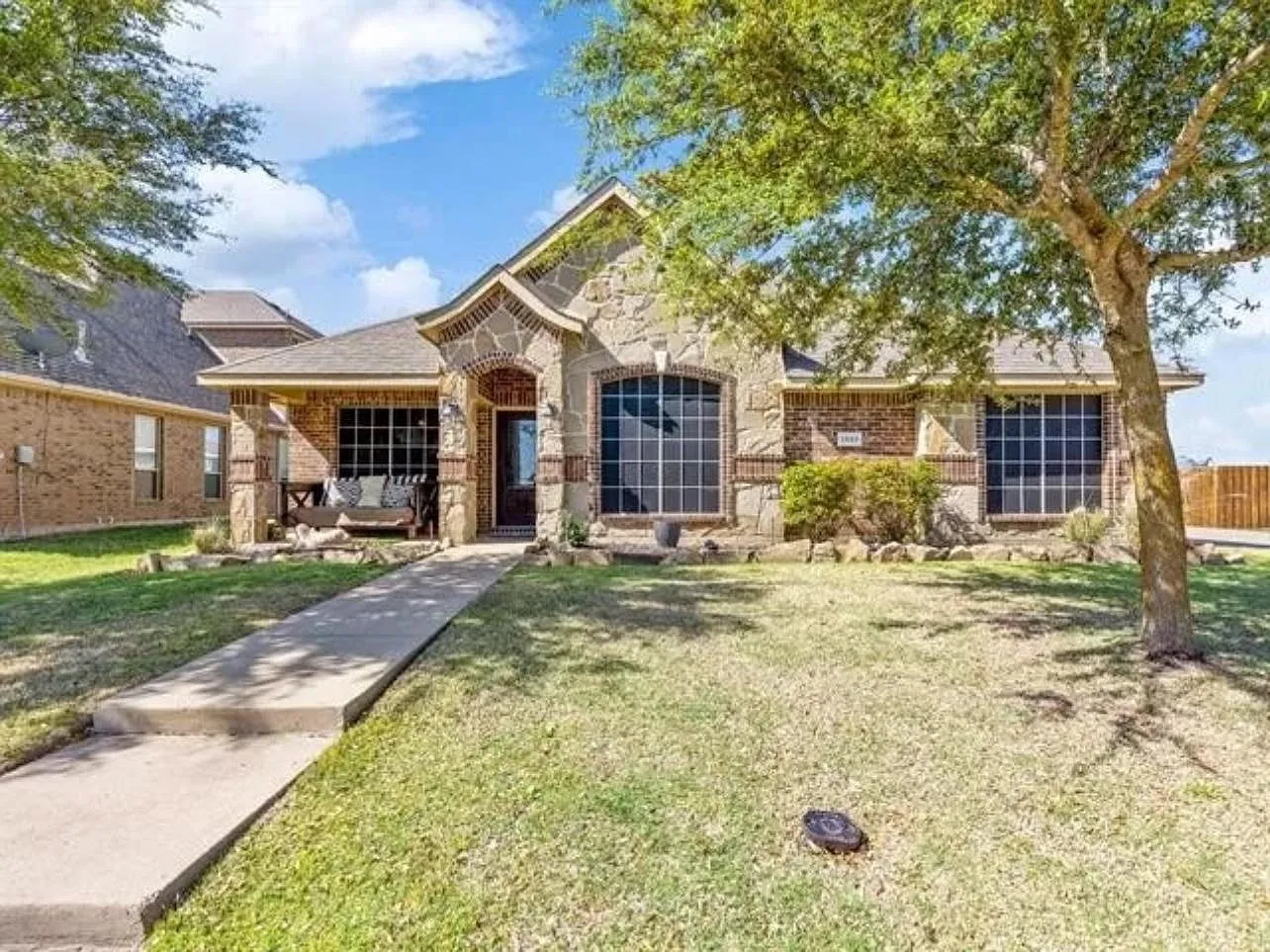 1052 Lufkin Ln — Photo 1