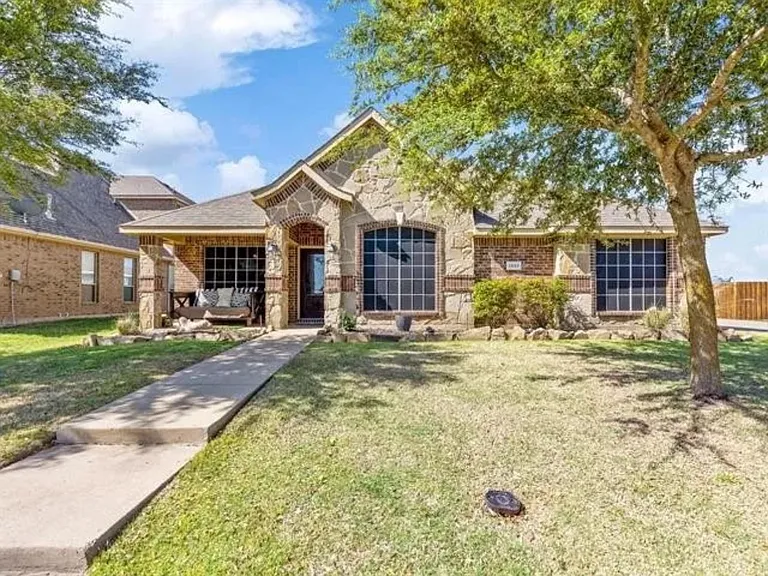 1052 Lufkin Ln — Photo 1