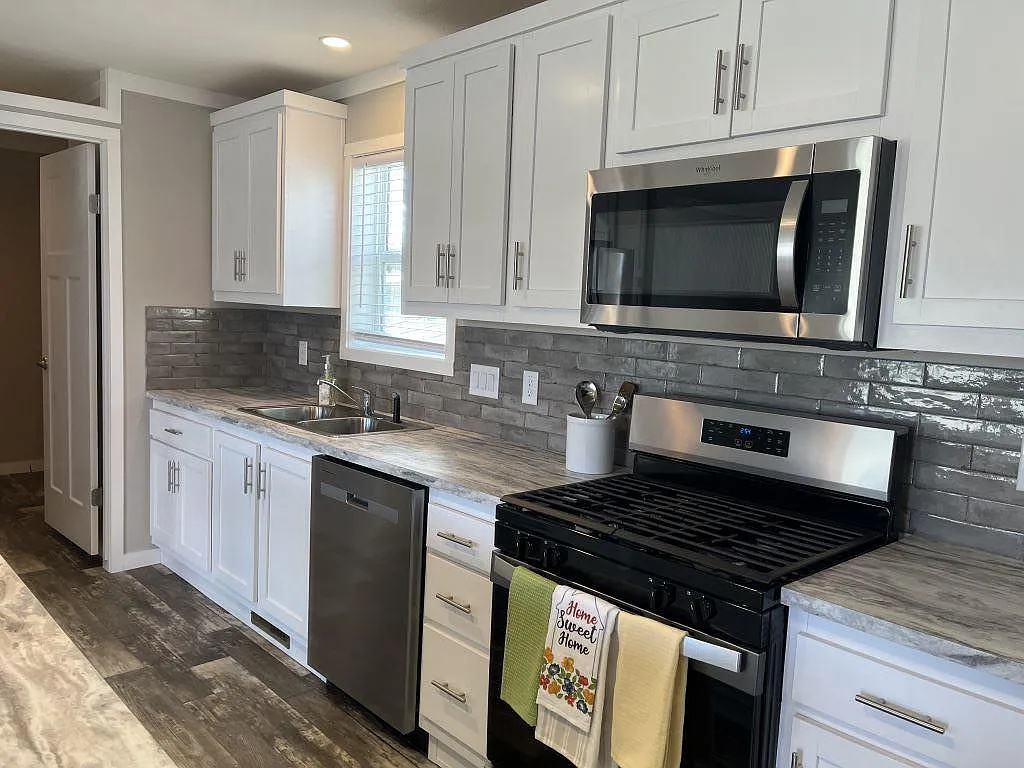 3 bed, 2.0 bath, 1123 sqft, $1,995 — Photo 3