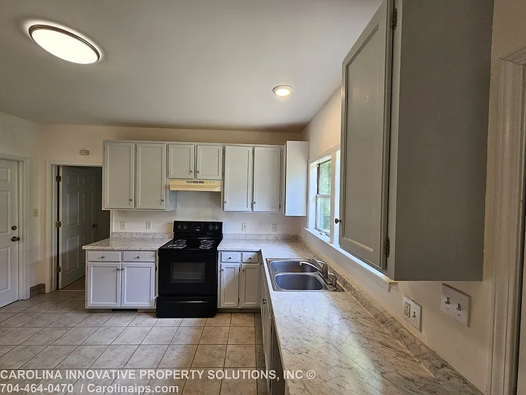 610 N Pear St — Photo 2