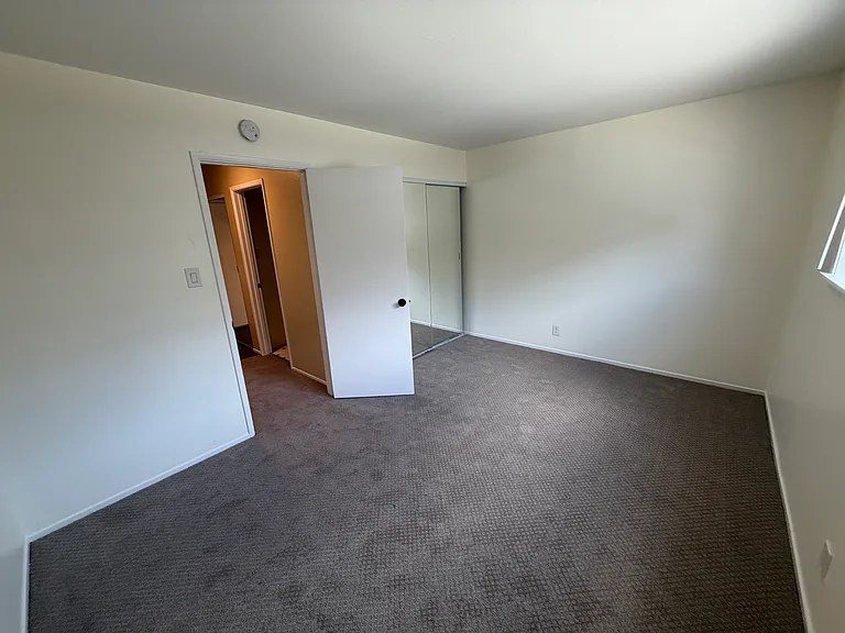 245 E. Market St. — Photo 15