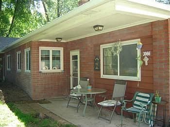 br Another view of the front "porch" area.