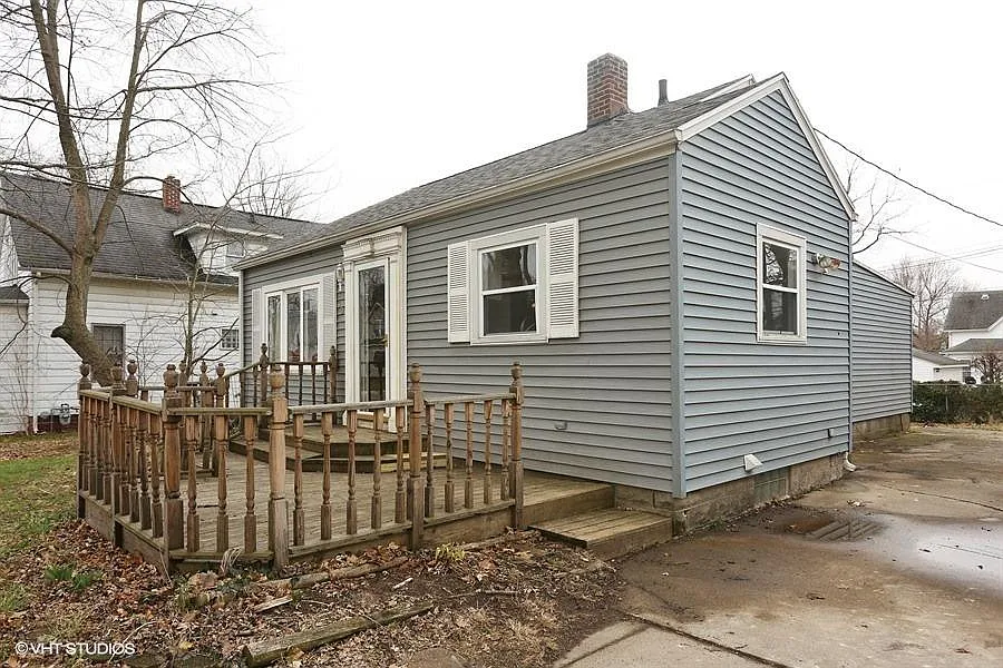 404 Montrose St photo 1