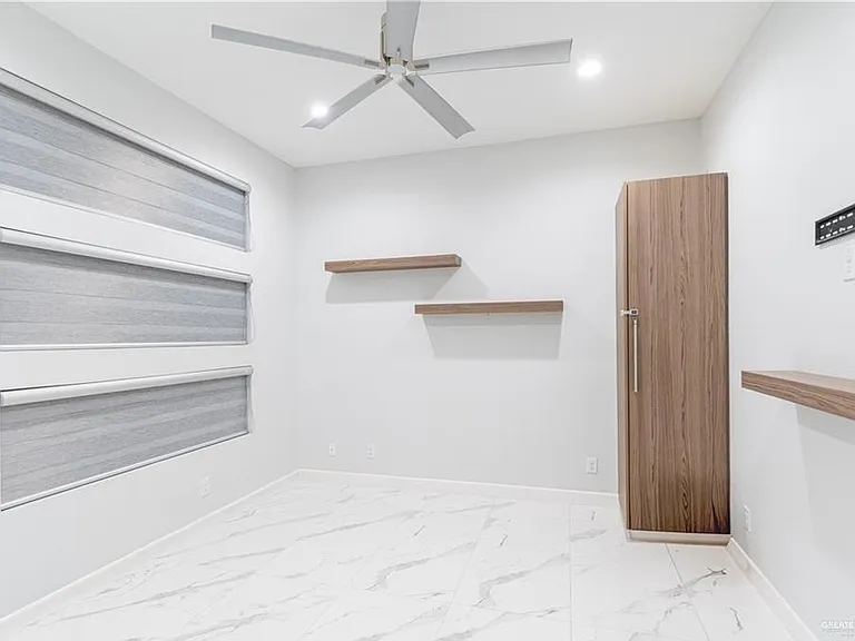 2416 S Thames Dr — Photo 19