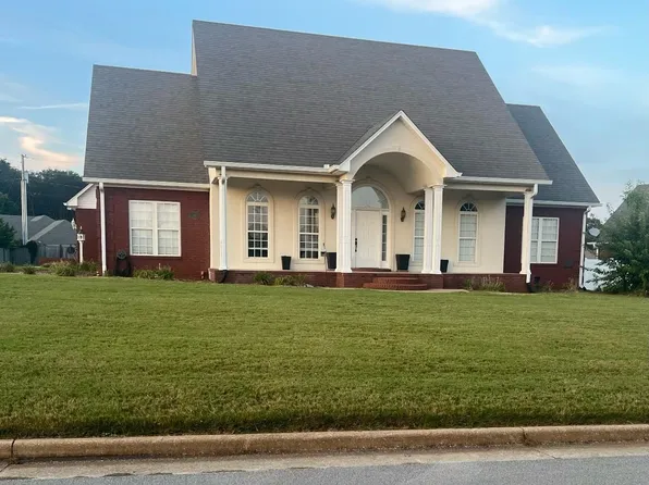 253 Mary Ellen Dr, Muscle Shoals, AL 35661