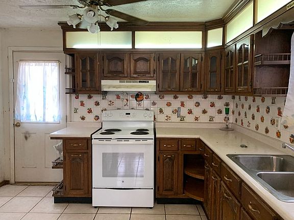 3rd image of 923 N Avenue B