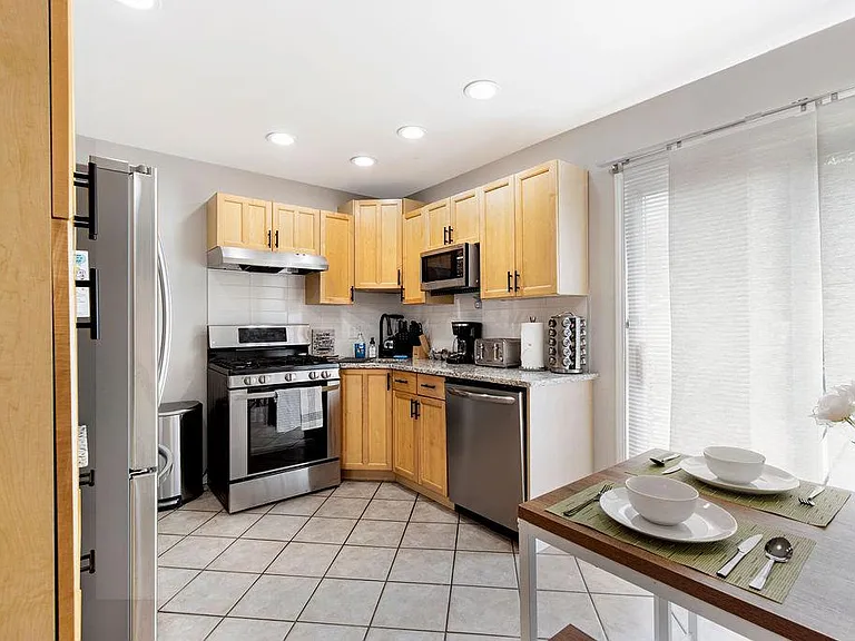 2024 Rowland Ave — Photo 11