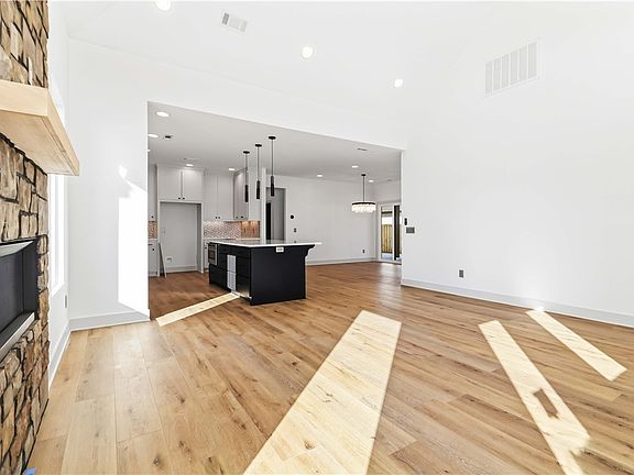 5th image of 910 Thornwood Pl