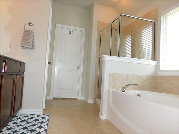 5th image of 828 Kinghaven Dr