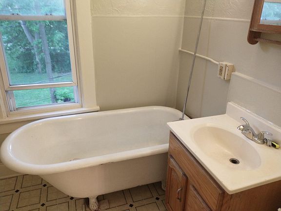 2nd image of 213 E Sycamore St #1/2