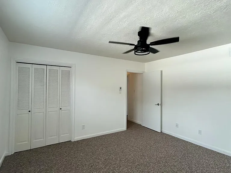 1219 Saxony Ln — Photo 10