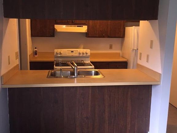 4th image of 970 Cross Country Dr E