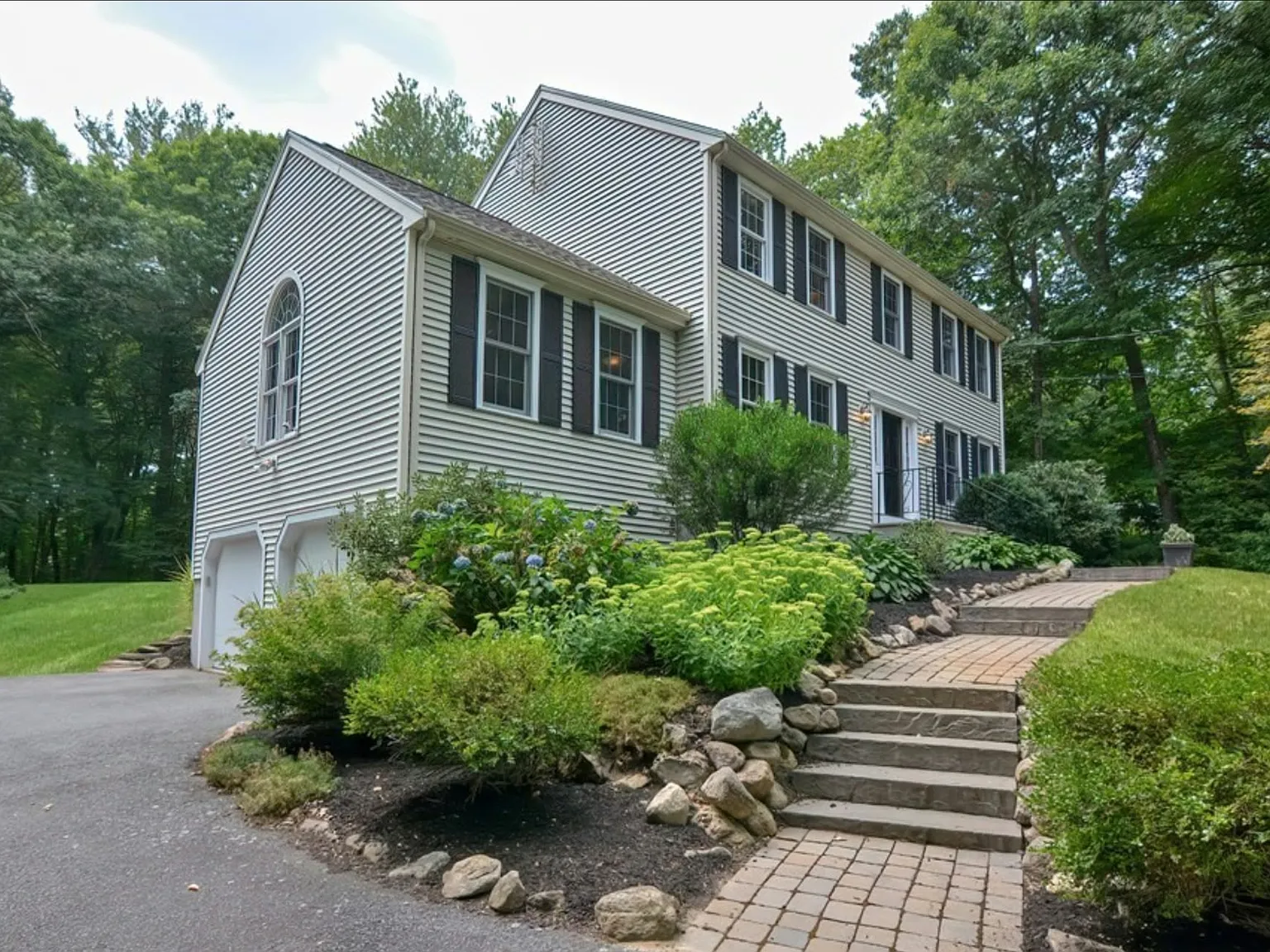 4 bed, 2.5 bath, 2208 sqft, $5,275 — Photo 2