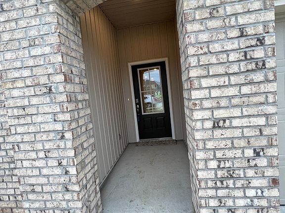 3rd image of 100 Royal Oaks St