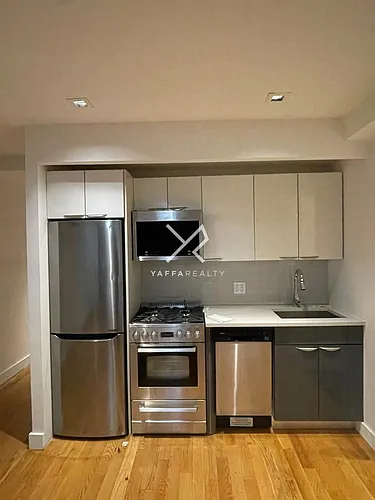 39 E 21st St Photo 1