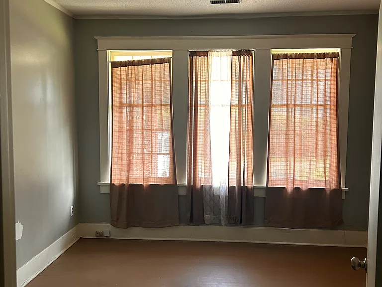 2404 Jackson Ave — Photo 12