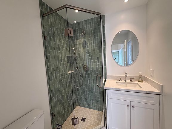 3rd image of 915 E Cota St