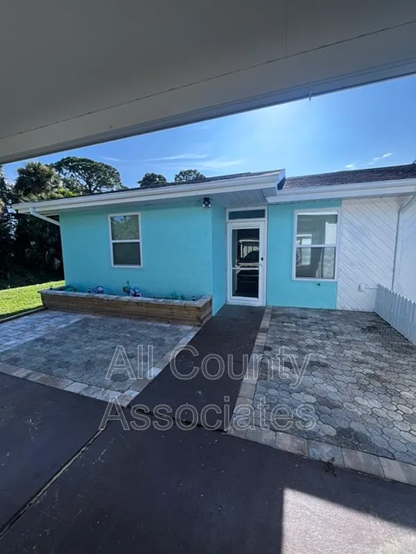 2 bed, 1.0 bath, 975 sqft, $1,550 — Photo 1
