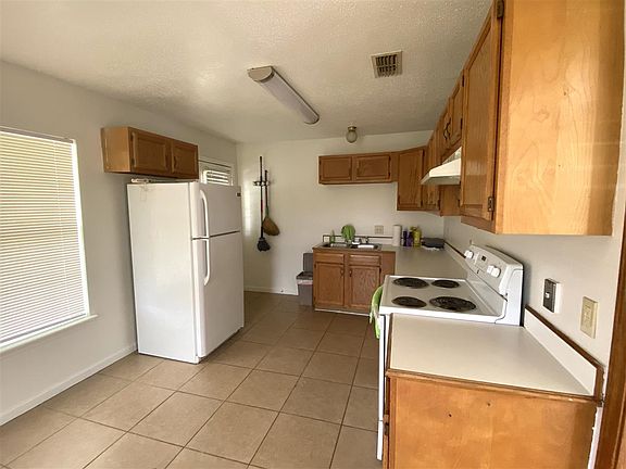 5th image of 231 Evelyn Ave
