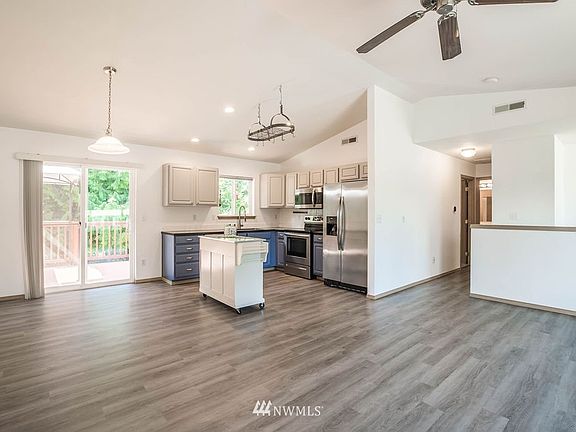 5th image of 11301 201st Avenue Ct E