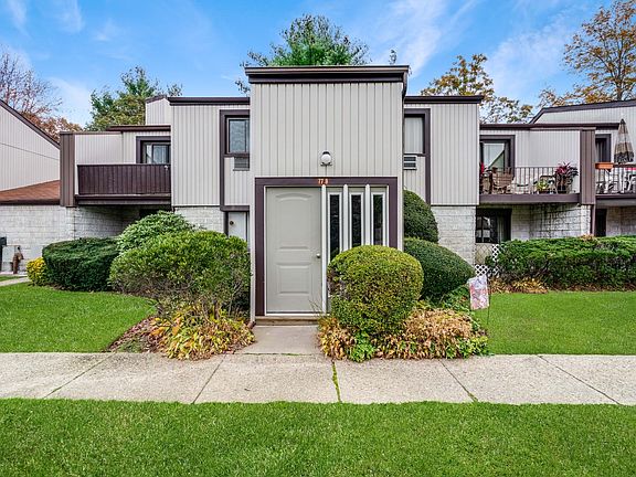 2nd image of 77 Richmond Blvd Unit 2B