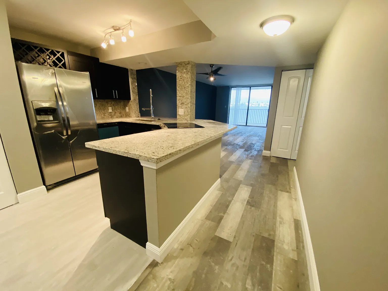117 Lake Emerald Dr — Photo 2